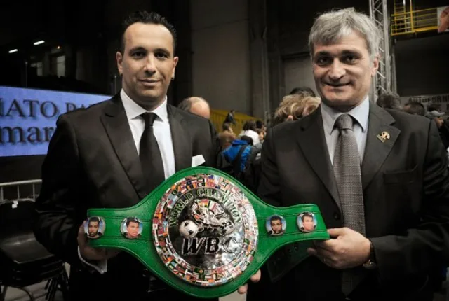Pavia, 17 Marzo 2012. Con la cintura di campione del mondo insieme al WBC Supervisor Mr. Mauro Betti. Foto R. Romagnoli